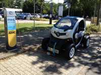 <p>Kostenloses Laden mit Parkplatz während der Öffungszeiten. Zwei Plätze vorhanden. Nähe Europahalle, leider weit weg vom Zentrum.</p><p>An der Kasse melden. Dort bekommt man das Ladekabel mit einen Adapter auf Schukosteckdose gegen 20€ Pfand.<br></p><p><br></p><p><br></p>